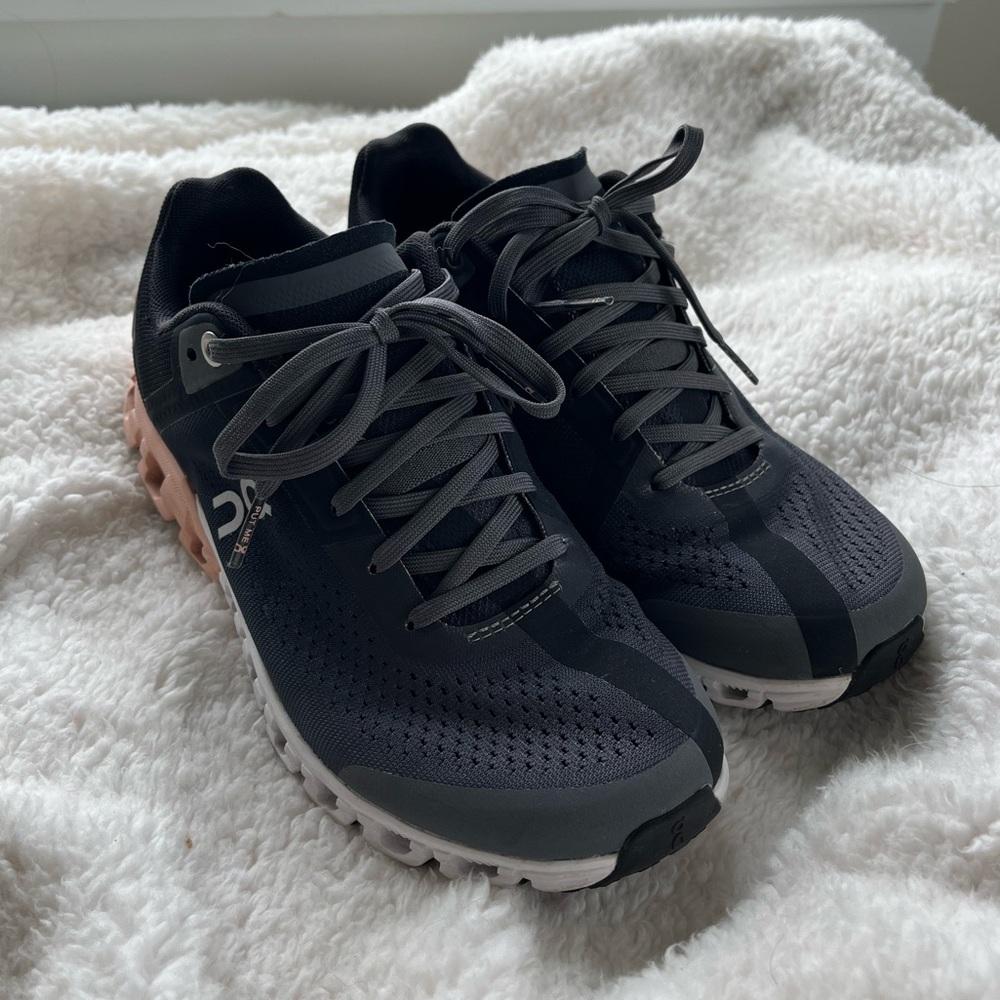On Cloudflow in rock rose size 6 women’s